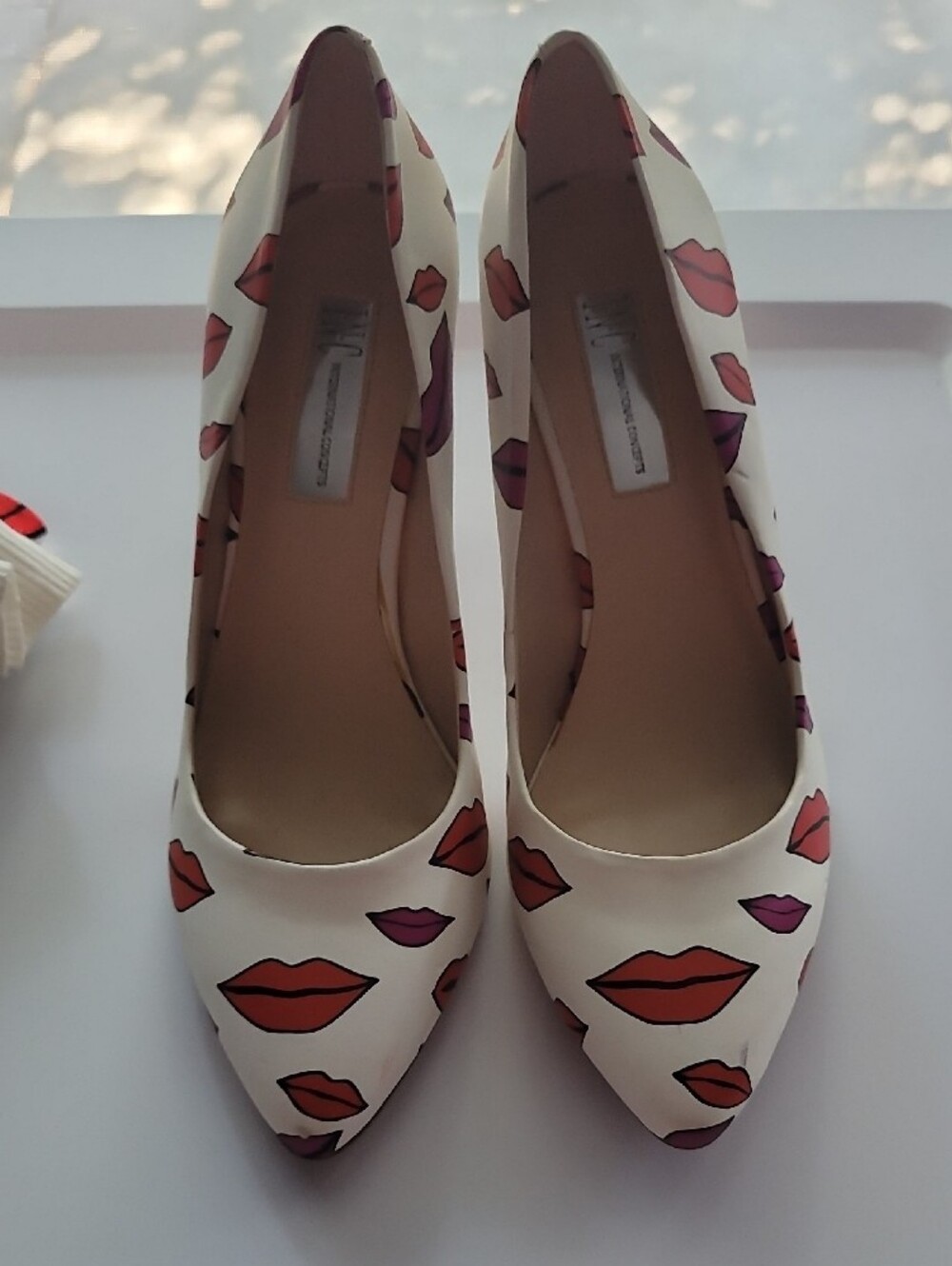 INC International Concepts White with Red Lip Print Heel Shoes 8.5 - Picture 3 of 14